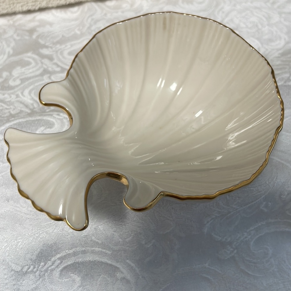 Lenox Ivory China Shell Shaped Footed Trinket, Candy, Nut Bowl - 24 kt Gold Trim - Picture 3 of 6